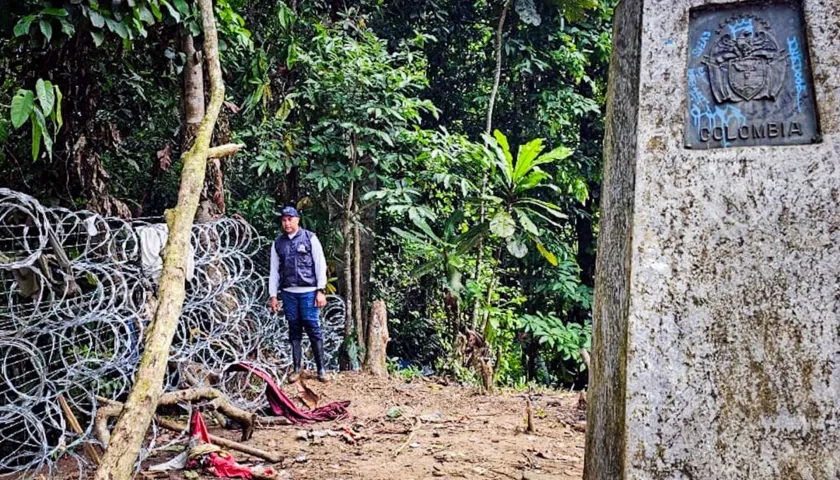 Integrante de Defensoría del Pueblo mientras inspecciona el cierre de los pasos migratorios hacía Panamá ordenado por el presidente, José Raúl Mulino, en el Tapón del Darién. 