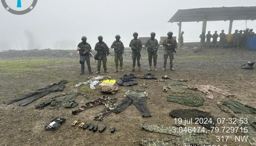 Integrantes del Ejército posan con parte de lo hallado.