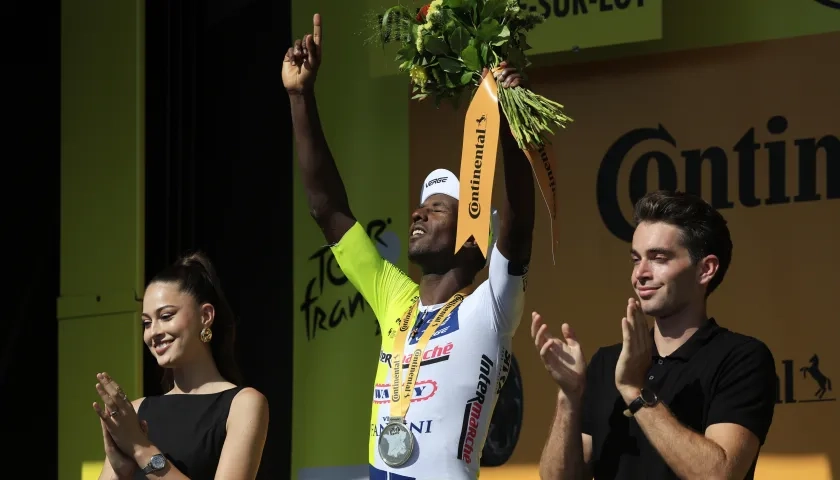 Biniam Girmay celebra su tercera victoria de etapa en el Tour. 