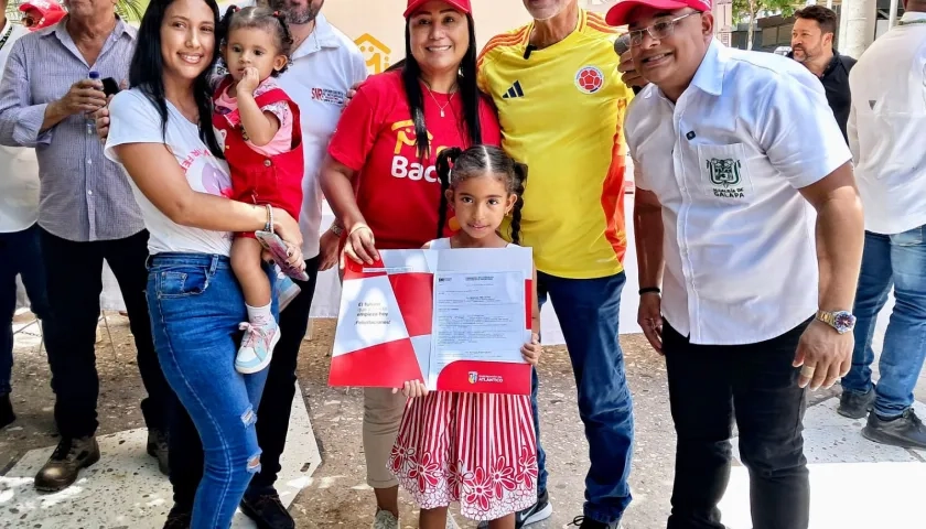 Gobernador del Atlántico en la plaza principal de Galapa en la entrega de titulaciones.