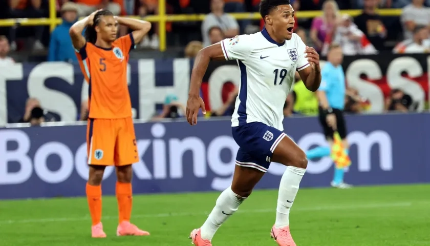 Ollie Watkins emprende la carrera para celebrar el gol del triunfo de Inglaterra. 