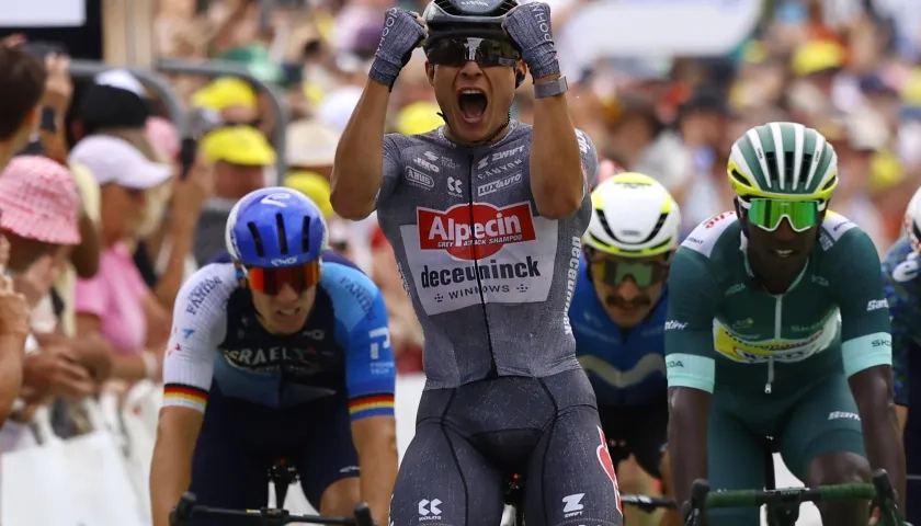 Jasper Philipsen festeja tras imponerse en la décima etapa del Tour.