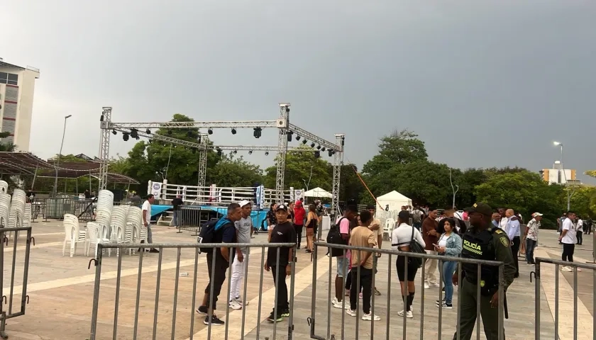 El escenario donde se iba a realizar la velada, en la Plaza de la Paz.