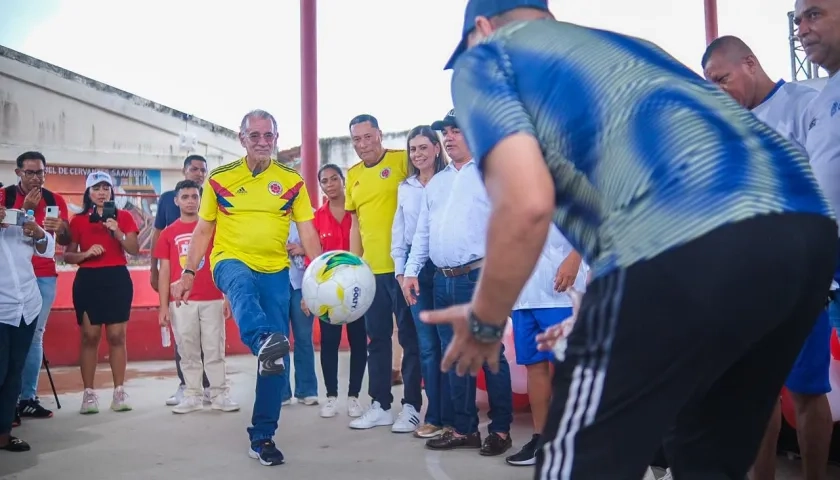 El gobernador Eduardo Verano dio el puntapié inicial del programa Fútbol 1A, en Sabanagrande.