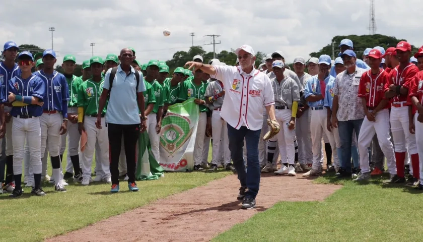 El gobernador del Atlántico, Eduardo Verano, realizó el lanzamiento de la primera bola del torneo.