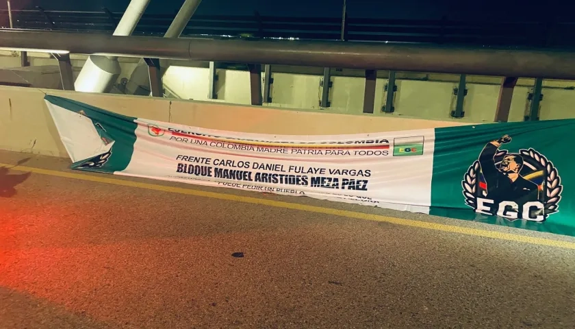 La pancarta que apareció del 'Clan del Golfo' este lunes en el puente Pumarejo. 