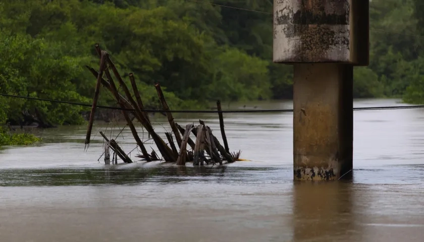 Carretera inundada en Puerto Rico por 'Ernesto'.