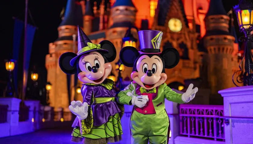 Mickey y Minnie Mouse vestidos de Halloween en el parque Magic Kingdom.