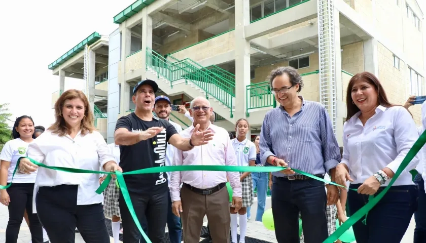 La Secretaria de Educación Paola Amar y el Alcalde Char durante la inauguración de la infraestructura. 