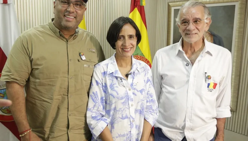 Director de la C.R.A., Jesús León; la ministra de Ambiente, Susana Muhamad, y el gobernador Eduardo Verano. 