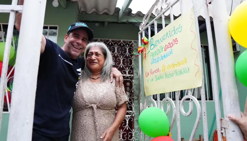 El Alcalde Alex Char con una de las beneficiarias.