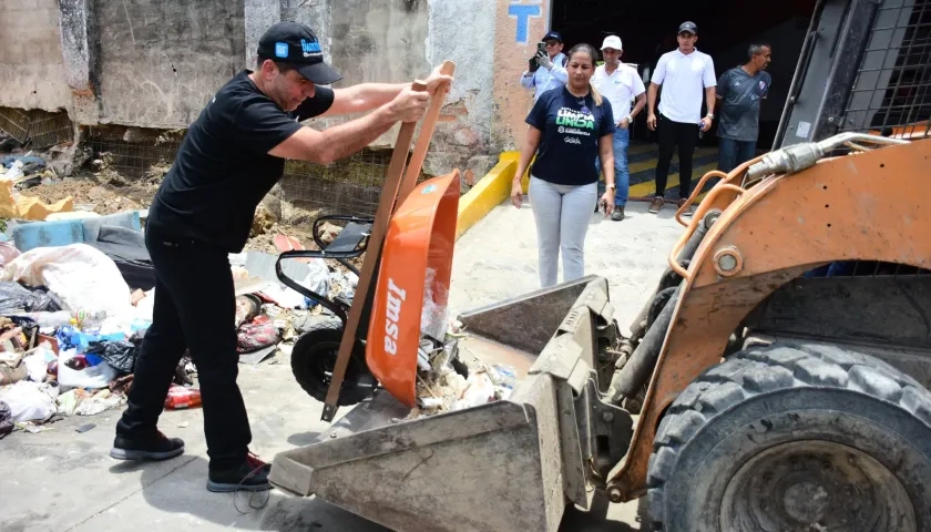 Alcalde Char en las labores de transformación.