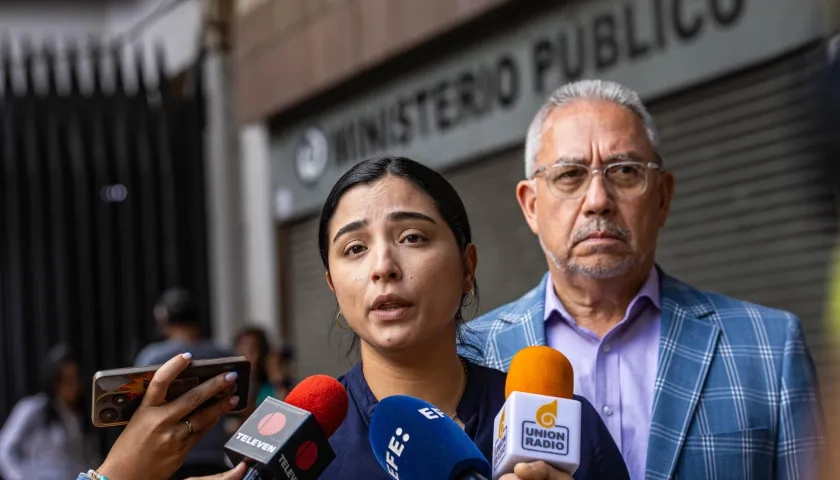 Aurora Silva, esposa de Freddy Superlano, en diálogo con los medios.