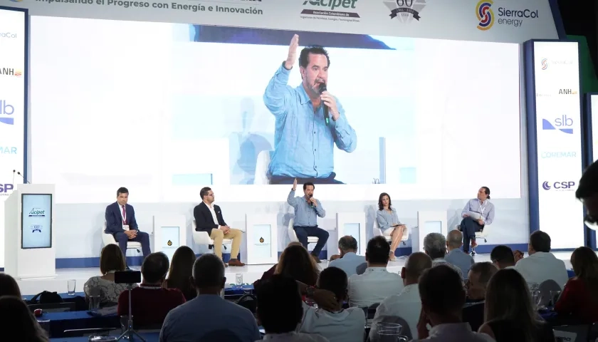 Frank Pearl interviniendo en el Congreso colombiano de petróleo, gas y energía