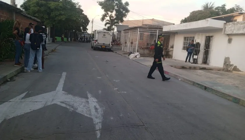 La Policía acordonó la cuadra donde fue asesinada la mujer. 