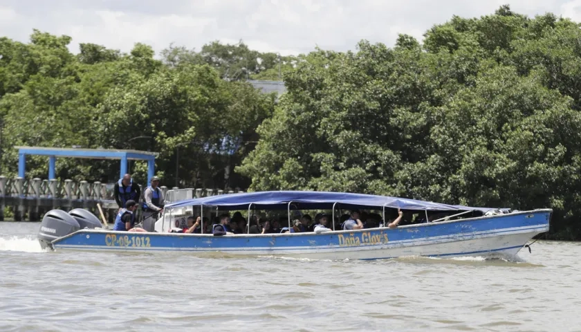 Migrantes en Turbo, uno de los puntos desde donde salen lanchas llenas de personas hacia la selva del Darién