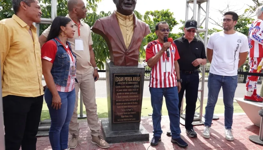 Édgar Perea Agudelo, hijo de 'El Campeón', en la develación del busto, junto al secretario de Deportes de Barranquilla, Daniel Trujillo, y el artista Yino Márquez.