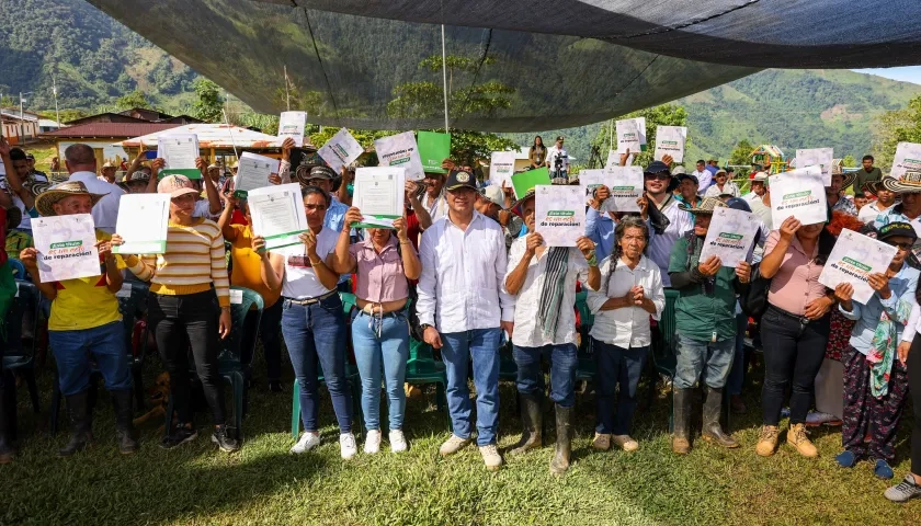 Presidente Petro entregando títulos de tierra en El Aro.