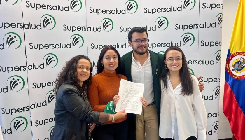 El Superintendente de Salud al firmar la circular. 