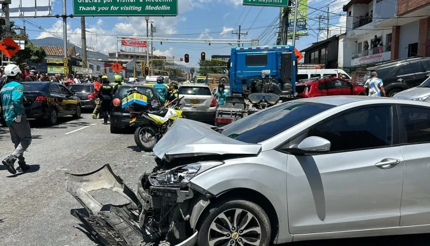 Vehículo chocado en accidente de tractomula.