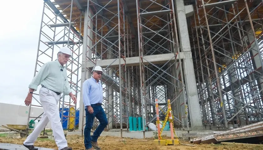 El gobernador Verano visitando la obra.