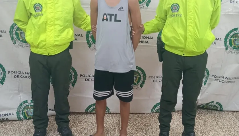 El capturado junto con los uniformados.