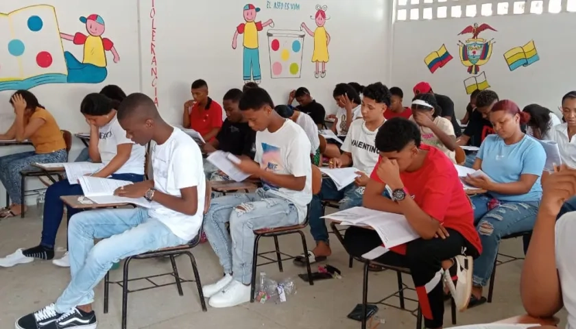 Estudiantes realizando las pruebas.