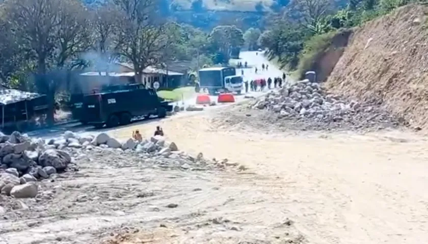 Escuadrón Antidisturbios de la Policía llegó a despejar la protesta.