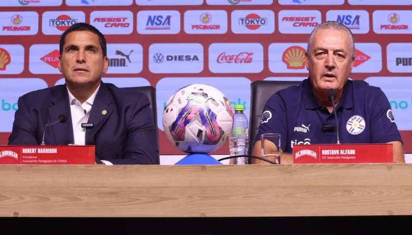 Robert Harrison, presidente de la Asociación Paraguaya de Fútbol, y Gustavo Alfaro, nuevo entrenador.