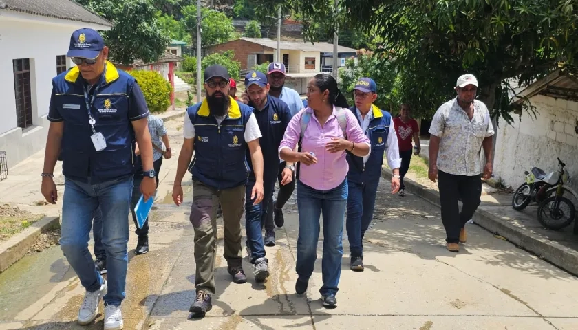 El director de la UNGRD, Carlos Carrillo, en una visita a Piojó.