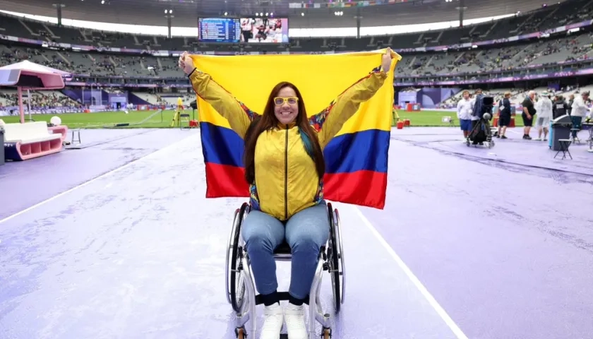 Erica Castaño con la bandera colombiana tras ganar la medalla de oro.