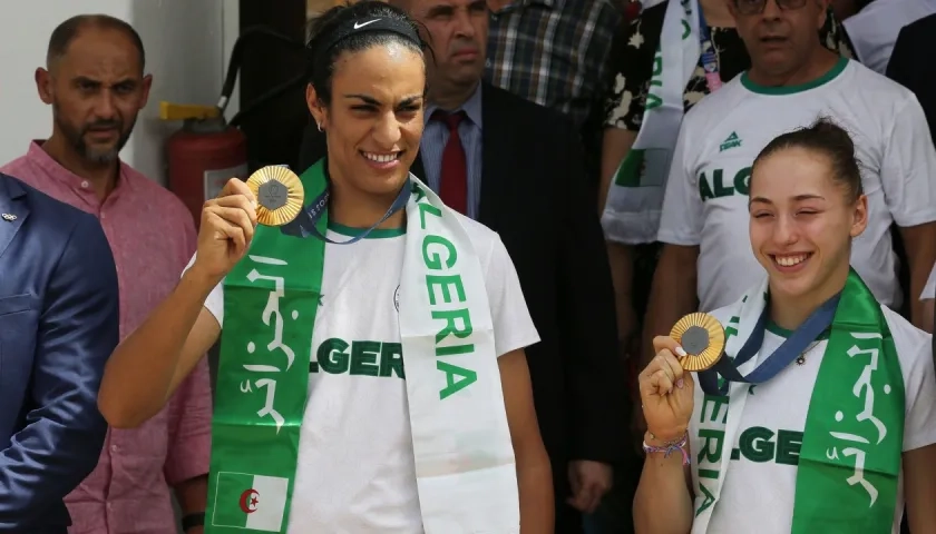 La boxeadora Imane Khelif a su llegada a Argelia junto a la gimnasta Kaylia Nemour. 