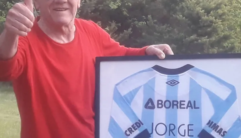 Jorge Solari tiene 82 años y todavía trabaja en el club Renato Cesarini. 