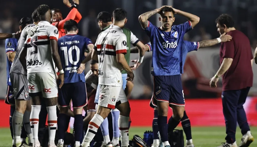 Jugadores de Nacional y Sao Paulo preocupados por la situación del jugador Juan Izquierdo.