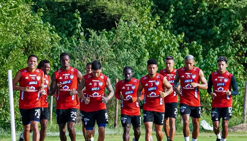 Plantel de Junior que este sábado buscará el triunfo sobre Fortaleza.