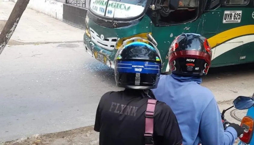 Bus de Lolaya tras recibir los impactos de bala.