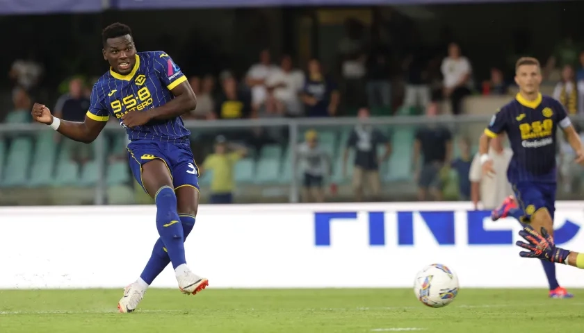 El colombiano Daniel Mosquera marca el 2-0 del Hellas Verona ante Nápoles.