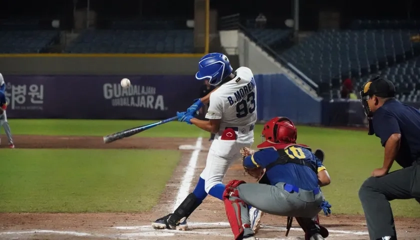 Berman Moreno, de Nicaragua, conectó un hit y anotó una carrera. 