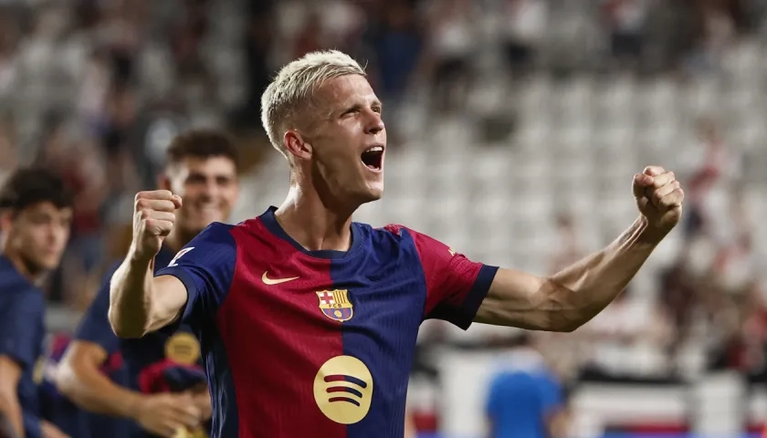 Dani Olmo festeja el gol con el cual le dio la victoria al Barcelona.