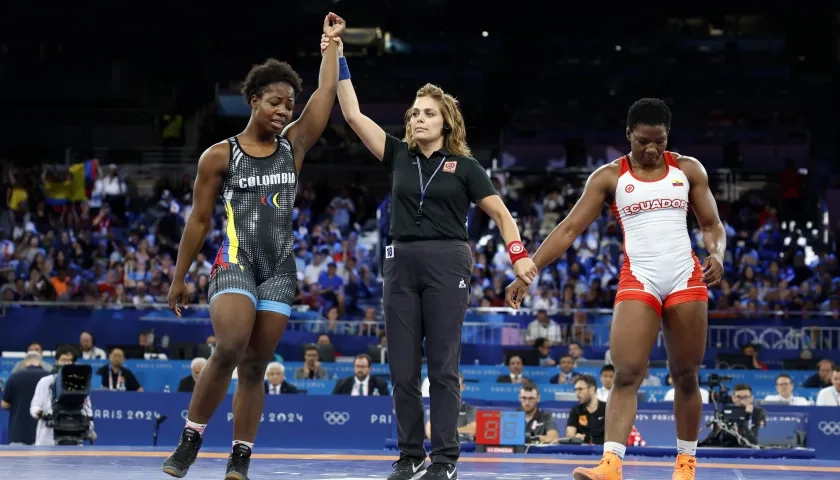 La colombiana Tatiana Rentería tras declarada ganadora ante la ecuatoriana Génesis Reasco.