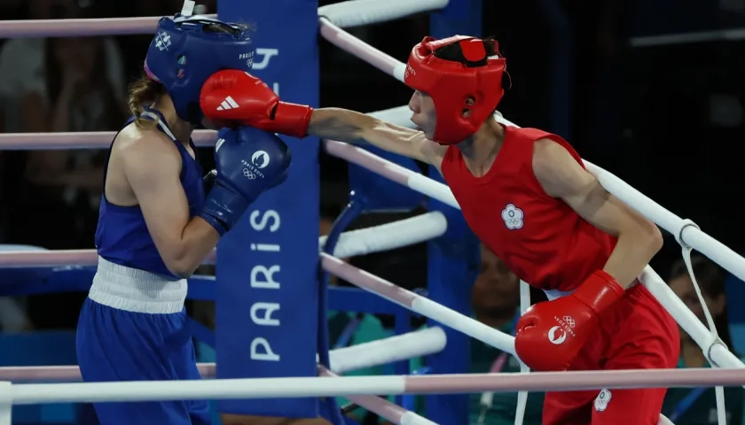 Lin Yu-Ting (de rojo) durante su combate contra la turca Esra Yildiz Kahraman.