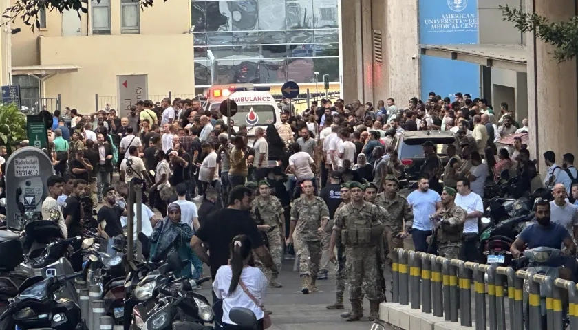 Soldados libaneses y miembros de Hezbolá reunidos a las afueras de un hospital. 