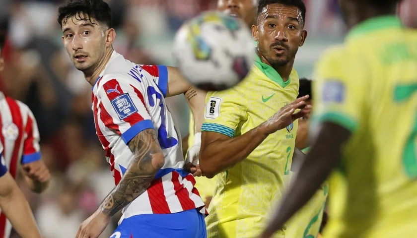 Gustavo Velázquez y Danilo durante el partido Paraguay-Brasil, en Asunción.