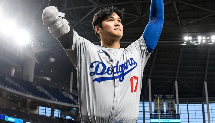 Shohei Ohtani recibe la ovación de los fanáticos en la séptima entrada. 