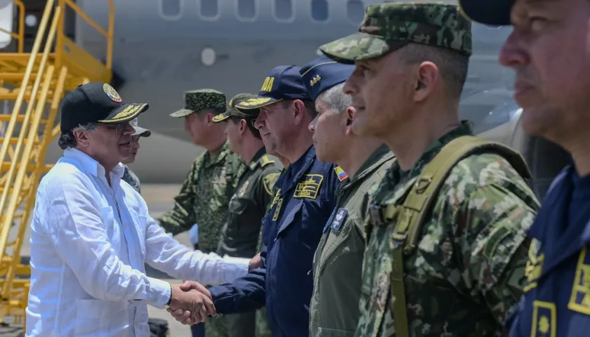 Gustavo Petro en su llegada a Cali.