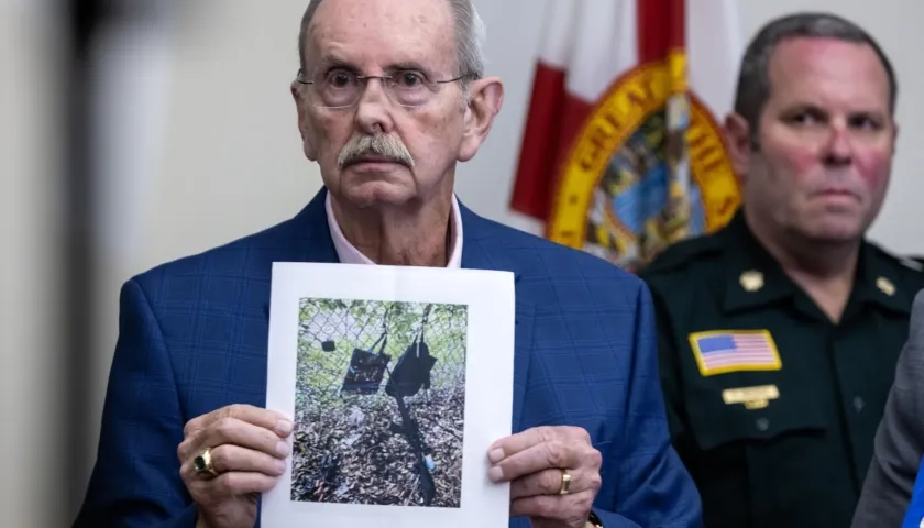 El funcionario Ric Bradshaw muestra una foto de los elementos que se encontraron junto a la valla del campo de golf