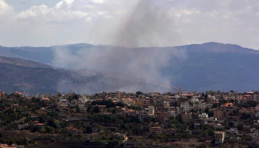 El humo se eleva tras los bombardeos.