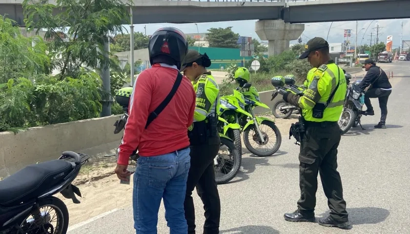 Controles viales de la Policía de Tránsito. 