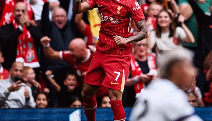 Luis Díaz celebrando uno de sus goles en el partido.