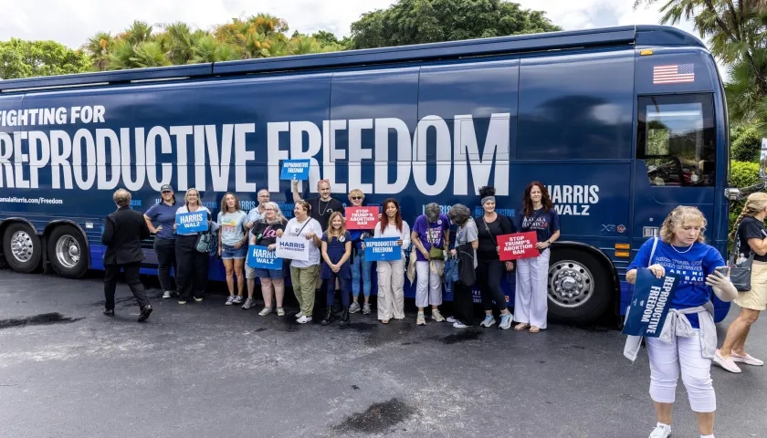 Líderes locales y nacionales se reúnen durante el lanzamiento de la gira en autobús "La lucha por la libertad reproductiva" de Harris-Walz, en Boynton Beach, Florida.